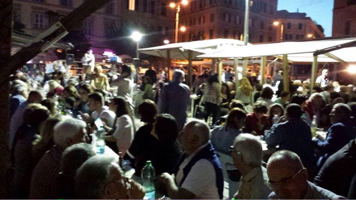 TrastevereRM's tweet photo. X la tavolata di ieri sera un super ringraziamento è x gli amici di @collepicchioni il loro vino uno spettacolo! http://t.co/s575heNh2r