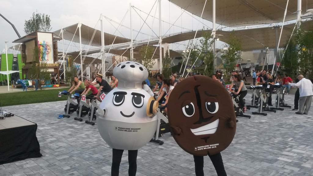 PadiglioneCH's tweet photo. Anche @PhilippSale e @DanieleCaffe fanno il tifo per lo #SwissPavilion team allo #SpinningChallenge @Expo2015Milano http://t.co/NqZfyq2Vus