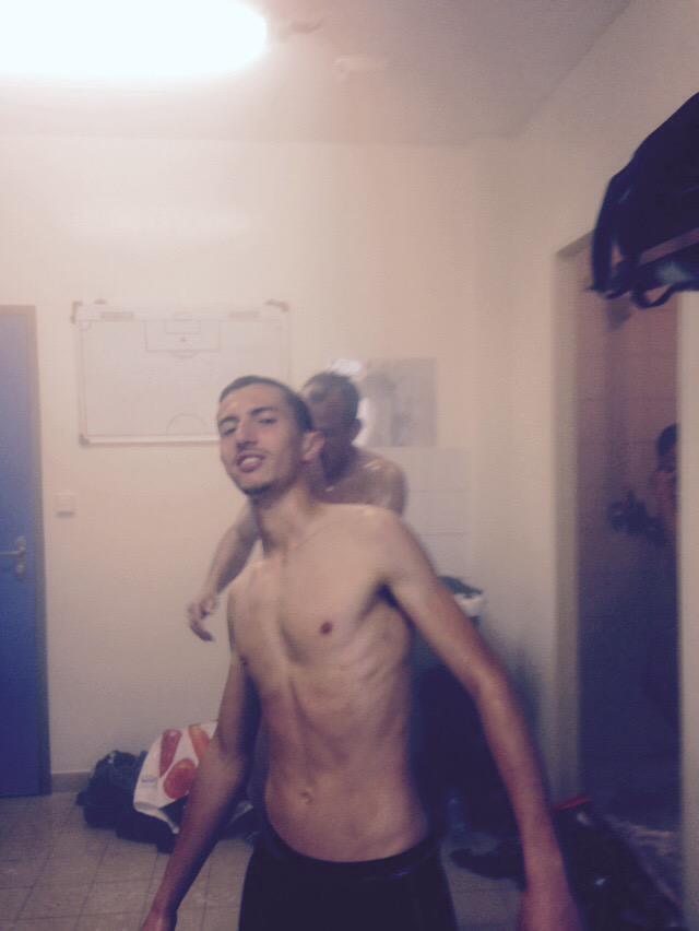 FPaulx's tweet photo. Suite des festivités dans le vestiaire http://t.co/JAVffb4oj4