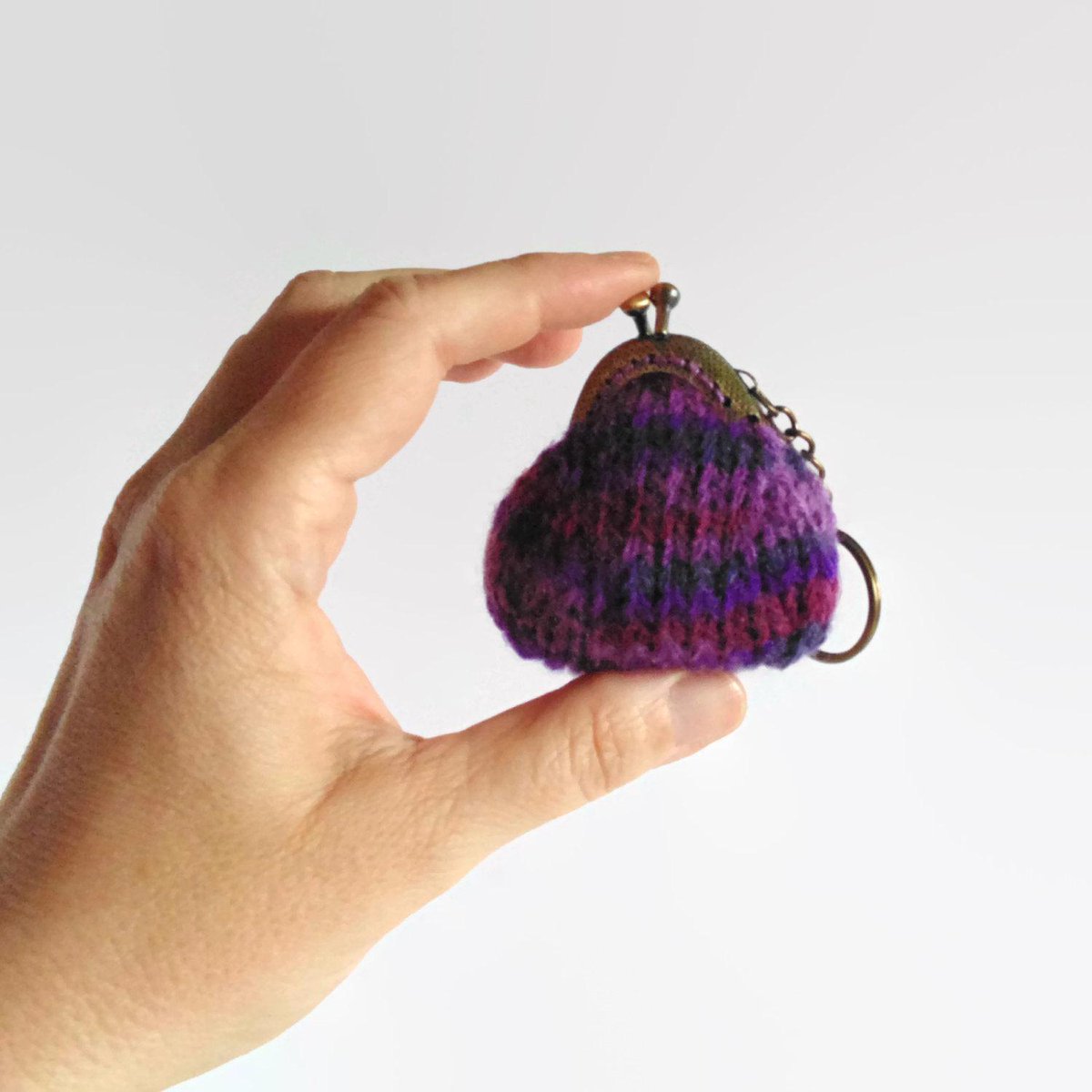 marianaypaula's tweet image. Keychain Coin Purse Knitted in Purple Wool etsy.me/1FnsMjN #shopping #CuteKeyChains