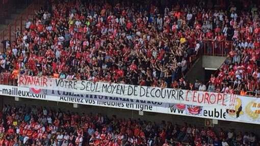 spiloy's tweet photo. Défi lancé @Ryanair : zébrer un avion de la flotte!Chiche! #marketingaddict #ChaMal #Charleroi #foot @SportCharleroi http://t.co/HFcIVOhkXw