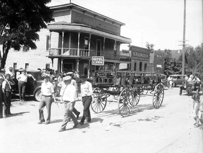MichiganHist's tweet photo. Hand powered fire engine being paraded in Decatur - 1929 Det News pic (WSU Lib)
#DecaturMI
http://t.co/tnqJ75QBsn http://t.co/N57lkuoLNV
