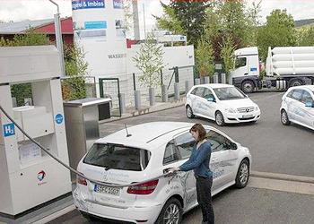 Environment_New's tweet image. Germany's Autobahn Gets Its 1st Hydrogen Fuel Station ens-newswire.com #hydrogen #fuelcellcar #electriccars