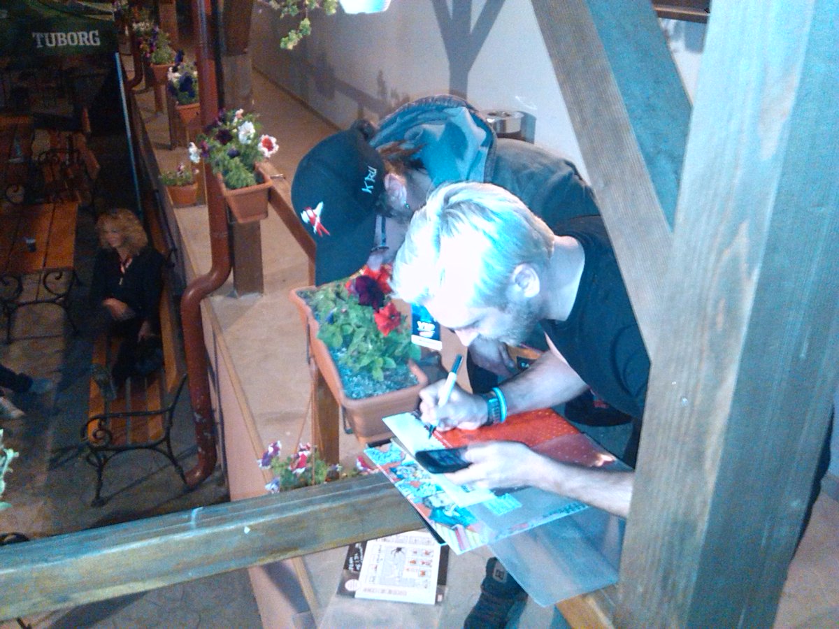 revolutionfesTM's tweet photo. #RevolutionFestTM @DJFreshUK signing vinyls to a fan! <3 http://t.co/R6NaOfWkcN