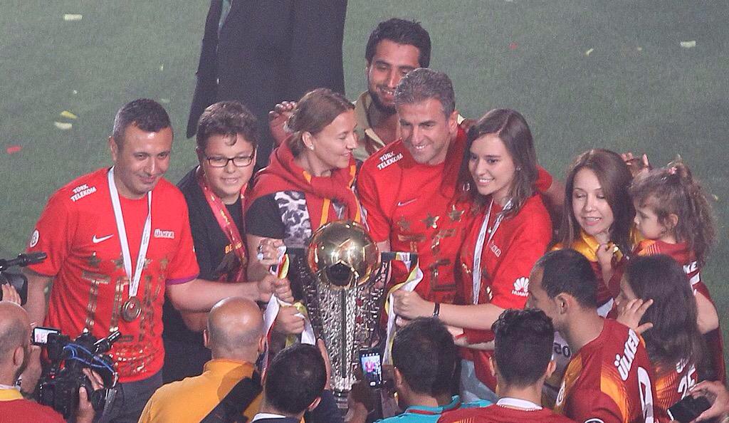 hamzahamzaoglu2's tweet photo. Çok Şükür Şampiyonluk Pozu !! http://t.co/knayWL8Aan
