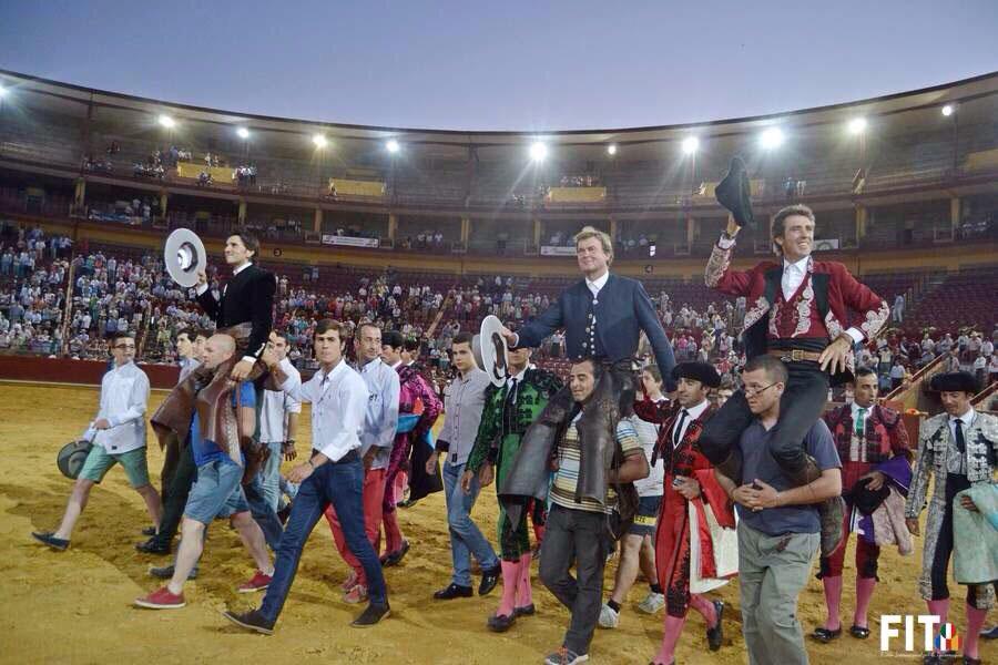 CÓRDOBA. Gran cierre de feria con los tres rejoneadores a hombros