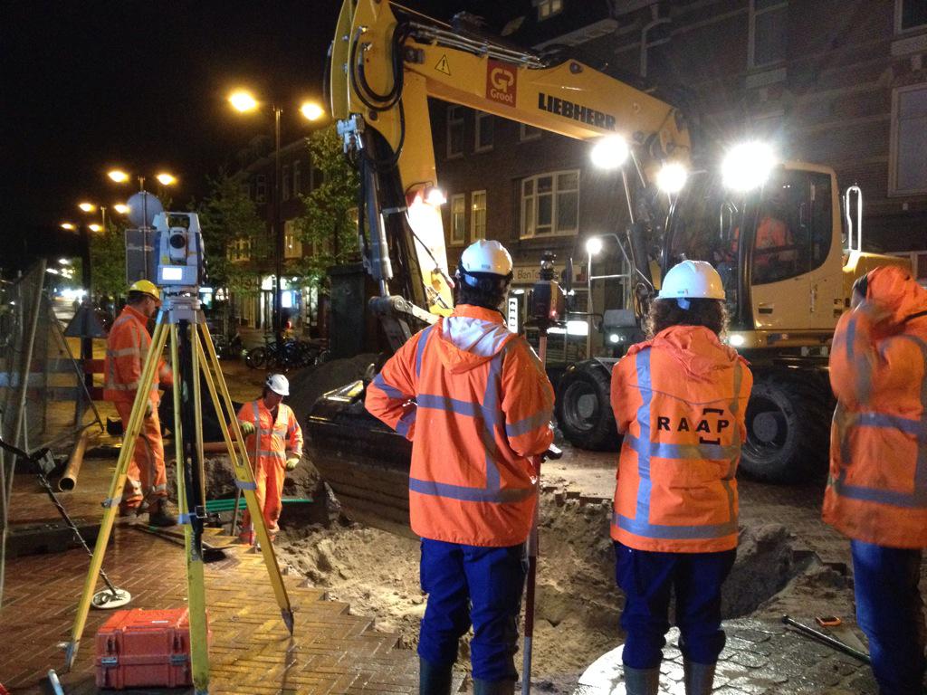 BrandenburghC's tweet photo. Archeologie by night. Plaatsing ondergrondse container #Korevaarstraat  #Leiden. http://t.co/in5Fu9xr3g