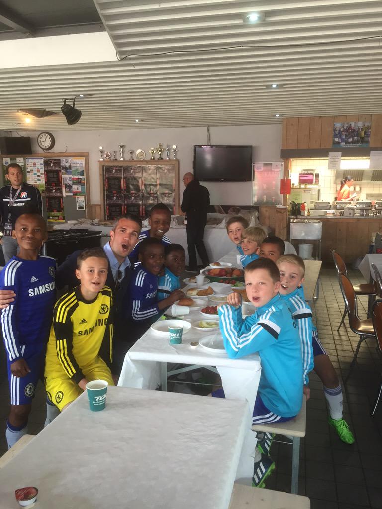 Persie_Official's tweet photo. Brilliant day here with the Chelsea future  stars well done lads 👏 @RvPersietournam http://t.co/z3RgwSWCwq