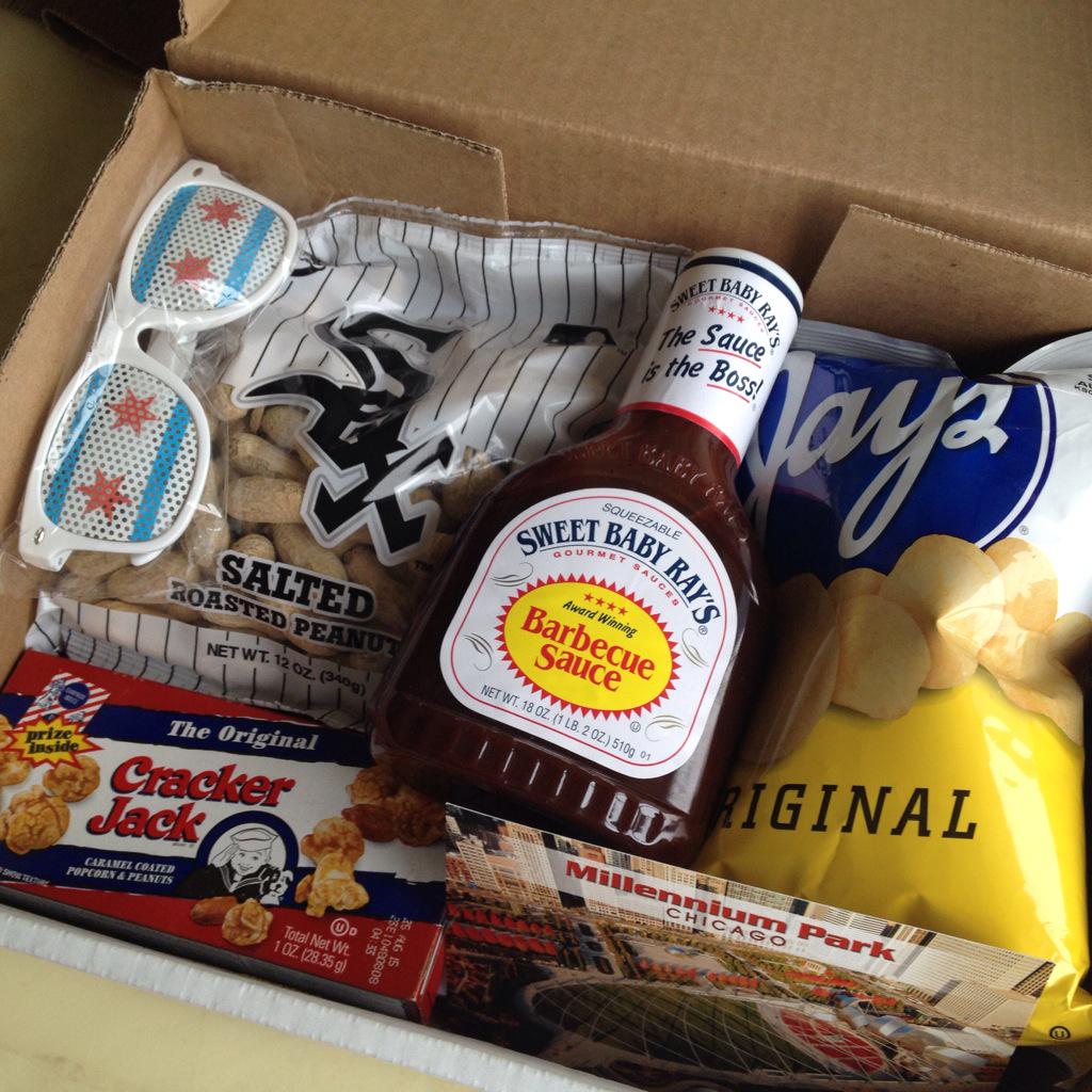 ChicagoGiftBox's tweet image. #MissingChicago? Imagine finding this at your front door! Order a 3, 5 or 10 item box ONLY at chicagogiftbox.com