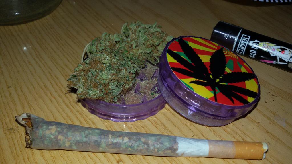 Gambiniko's tweet photo. Haber si dormimos ya que mañana hay que currar #weednoshumos viciosos. #pulmonOff #weednasnoches. http://t.co/IUoB8sXHCN