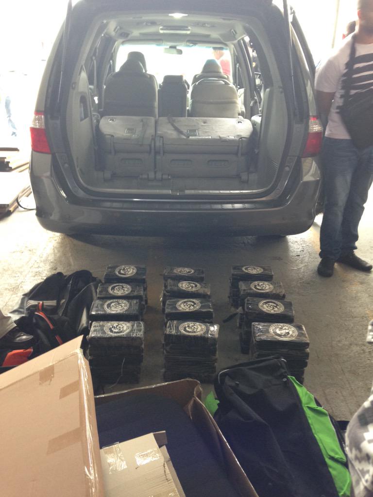 LincesPanama's tweet photo. Vehículo con 2 ciudadanos, es detenido por transportar Droga. http://t.co/vX1c3uQMyP
