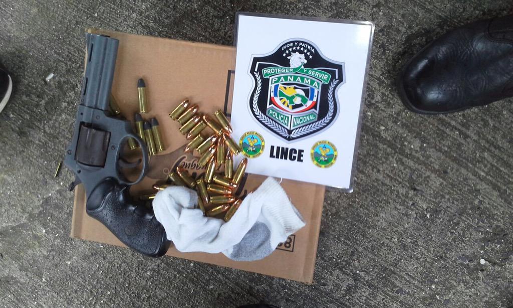 LincesPanama's tweet photo. Sujeto que amenazo a ciudadano, es capturado en Arraijan ,con un revolver y supuesta droga. http://t.co/ZmJ7iiJQ8N