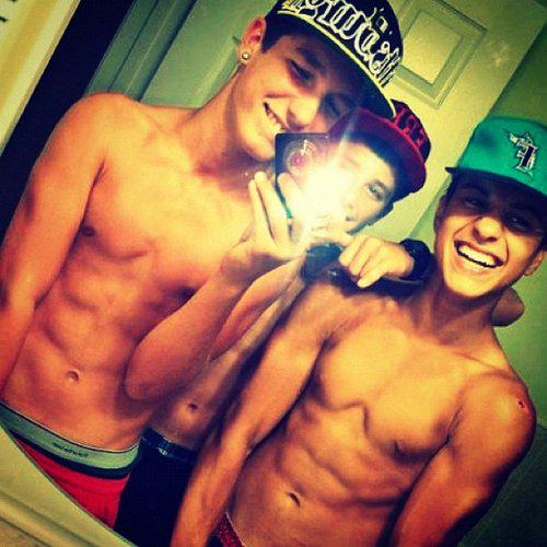 CuteCute242's tweet photo. us guys in grade 12 http://t.co/GGCWDzKxt8