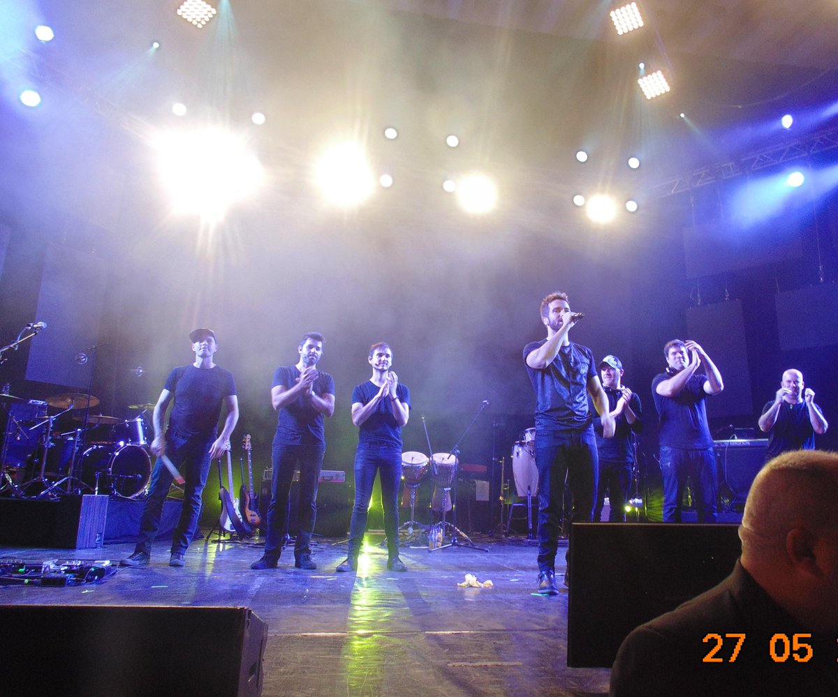 FCRumanitasPA's tweet photo. Hay momentos que deberían ser eternos. #TerralBucarest Os echamos de menos !!!! No os olvideis de Rumania!!! http://t.co/YJia1WHEXF