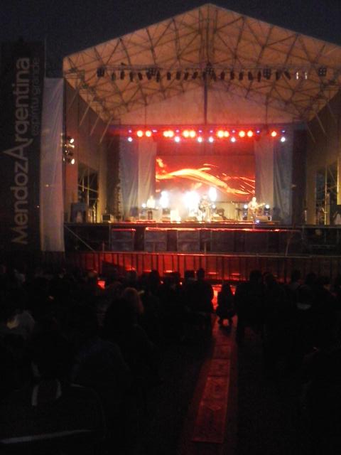 Noche de música y show en el cierre de la Brujula !!