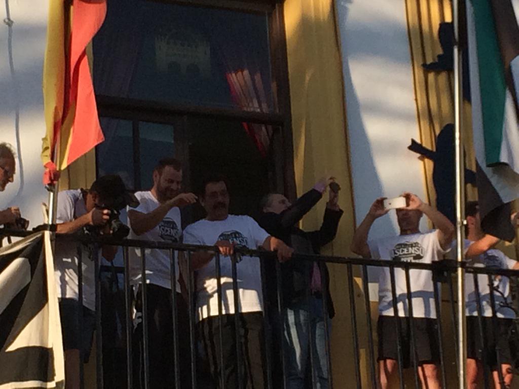 P_RomanaBenitez's tweet photo. Esos dos tios de la izquierda no se han bajado del barco NUNCA y se lo merecen!!! @MiguelAngelRedo y Maxi http://t.co/w2YXBjKwJq