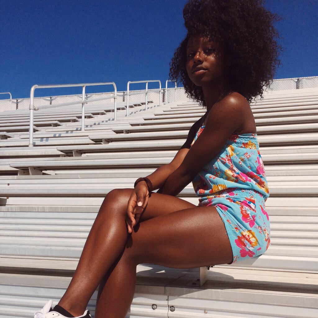"darkskin girls are ugly" 😐✌🏾️