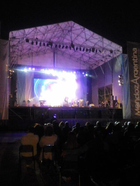 Gracias a todos los mendocinos que nos visitan a esta hora !! Gracias Los Tribunos por su música !!