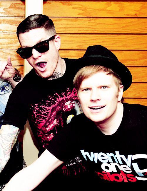 Happy birthday to andy hurley! you are the greatest drummer and I love you so much and hope your day is amazing! 