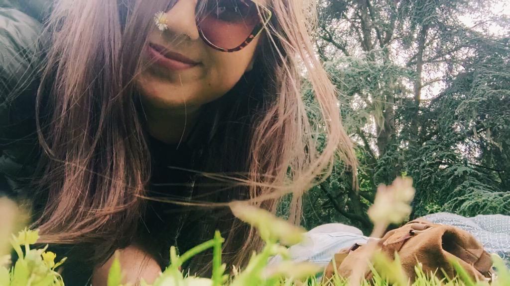 claireluong's tweet photo. me w/ wildflowers in my nose hoops ft. Laurel's booty #happynaps πΌ http://t.co/B2UuibFsAt