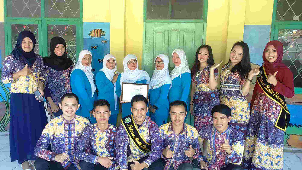 PPBD 2014 bersama kepala sekolah dan guru TK Putera Bahari dalam kegiatan lomba mewarnai batik, 30 Mei 2015.