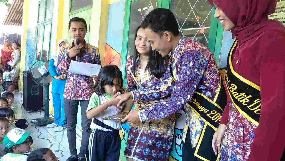 Pemberian hadiah kepada salah satu pemenang :D