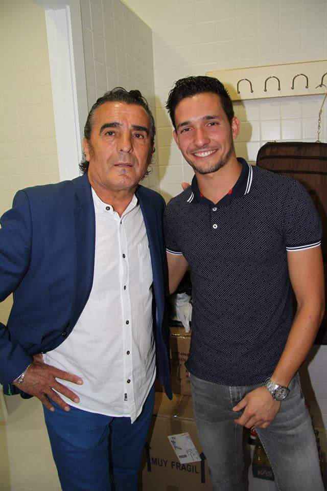 Gran rato en la #feriadeMedinaSidonia2015 con mi amigo y gran artista <a href="/manuel_orta_/"> Manuel Orta </a> 

Gracias por esa dedicatoria.