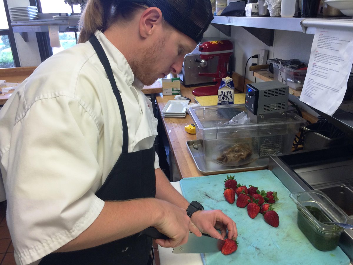 solaresandiego's tweet image. #HeartofSpring! Fresh #strawberries from @suziesfarm ! Go Brian!! 40 minutes we start!