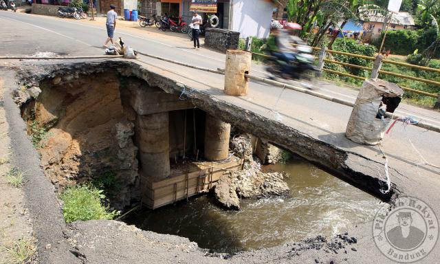 Jembatan Kampung Cisangkuy Ambles bit.ly/1eKDirm #infoBDG
