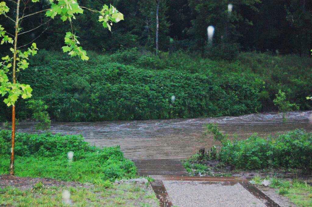 NWSNashville's tweet image. RT @FranklinTNPD: Harpeth River at Lewisburg Pike: Officer says water 5-6 feet from cresting at lowest part by the...