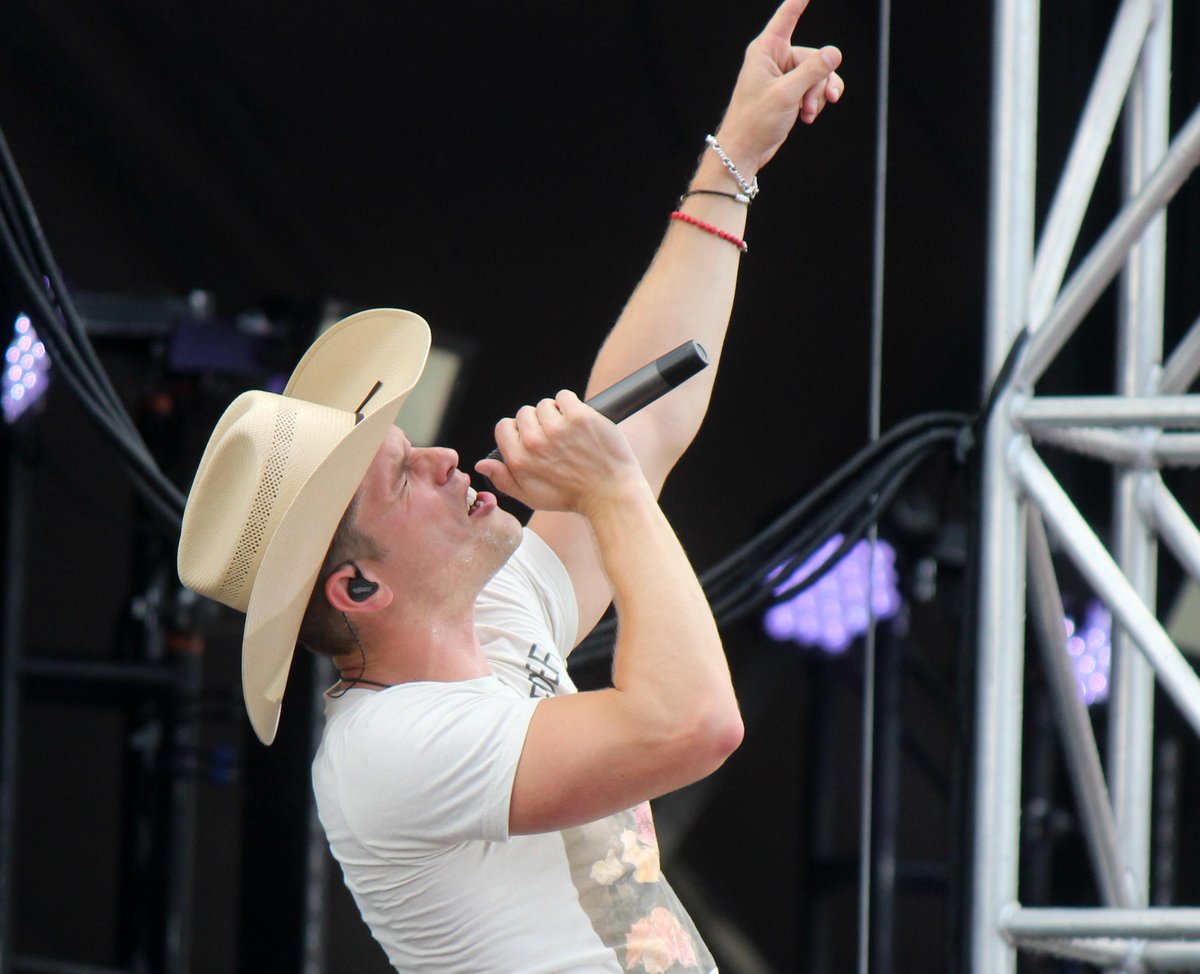 oldschoolMike61's tweet photo. Hey, @dustinlynch thanks again for rocking out #SalemVa and @BlueRidgeFest 2015!
You killed it! http://t.co/sSAoWkLs2h
