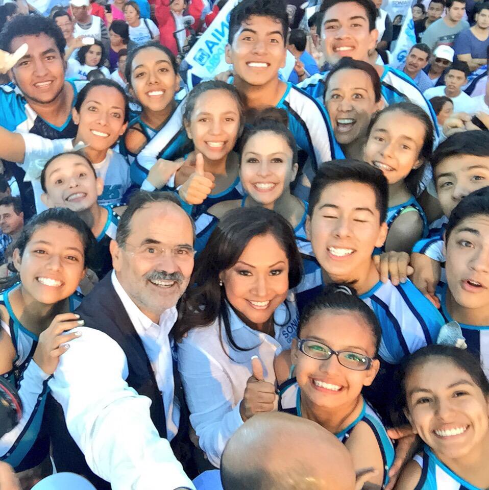 SOFIA_SC_'s tweet photo. En #SLP Con @SoniaMendozaSLP y @XavierAzuaraSLP #QueGaneLaGente @GustavoMadero #APocoNo http://t.co/4yvDRIjS76