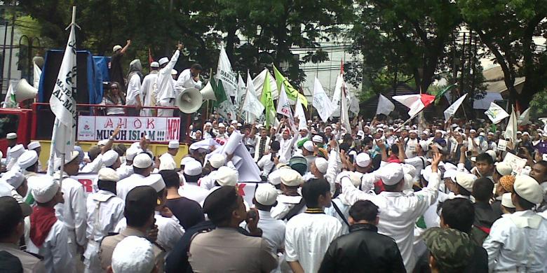 reporterj4il's tweet photo. Tuhh ada demo"@SonoraFM92: 08.55 #BeritaSonora : Ingin Turunkan Ahok, Hari ini GMJ Akan Demo  http://t.co/3OwKwmIlu8 http://t.co/TXqRCnS5gb"