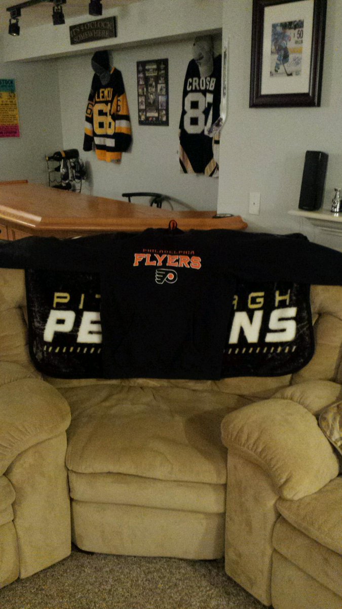 BMetcalfe27's tweet photo. @Bonestorm thought I'd give you a hand with your decor #Flyers #Pens http://t.co/LeYkZSOBpP