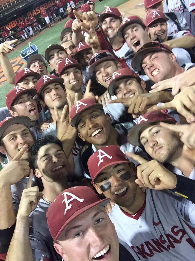 RazorbackBSB's tweet photo. #SuperSelfie #OmaHogs http://t.co/hv5oWfhQ9q