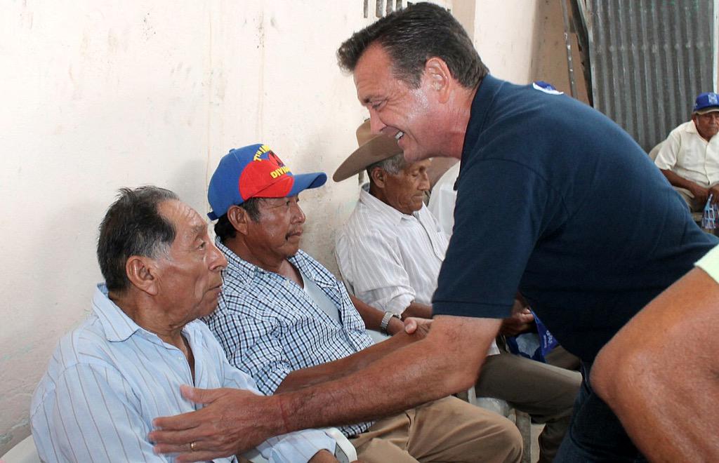 NuestraGenteCam's tweet photo. Piden a @JCLavallePinzon ayuda para mejorar precio del maíz http://t.co/AMeDLYAYQa http://t.co/vve5ErrjfX