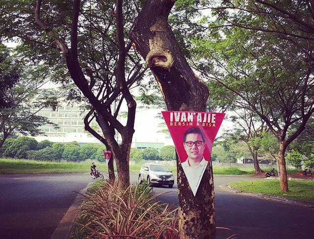 decynug's tweet photo. bersih dan bisa, tp kok maku di pohon ya ? ironis #tangsel @arbainrambey @beawiharta http://t.co/ic2IgvmjcD