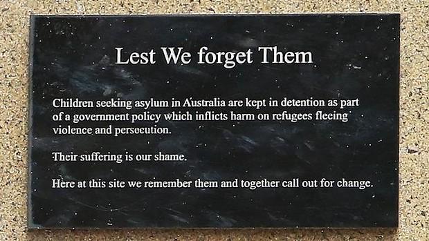 smh's tweet photo. Mystery plaque behind 'Youngster' sculpture highlights plight of refugee children. http://t.co/2kIBDFsIki | @Engalvo http://t.co/NKxU9etftN