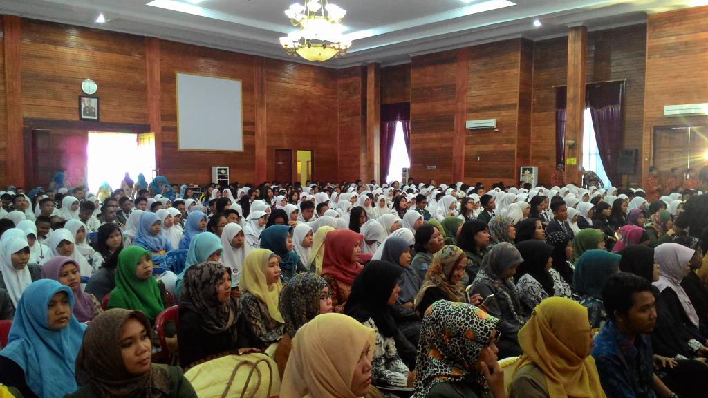 Kondisi di dlm lokasi roadshow SBSB &amp; ARKI. Peserta di luar ttp bs mengikuti acr lwt monitor #ARKI2015 <a href="/sarimeutia_/">Sari Meutia</a>
