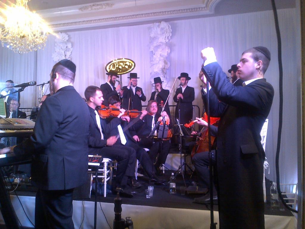 JewishMusicLive's tweet photo. Beautiful Wedding In @ShmueliUngar @DaskalOfficial @YedidimChoir @YedidimJunior Music By @TheFreilachBand http://t.co/zz30CmZEZZ