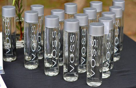 Viceitaly's tweet photo. L'acqua VOSS è una cazzata http://t.co/5gs3hFgwyU http://t.co/Hf4nuiOXyF