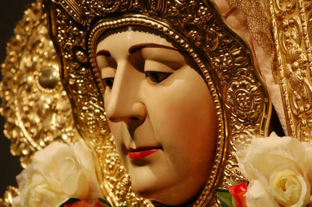 Y quien al verla pasar, no diga mil veces guapa.... Hasta que gritar no pueda porque se le rompa el alma....