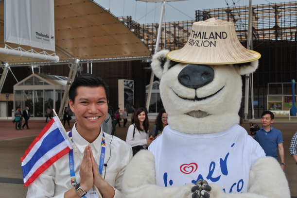 IlWinnerTaco's tweet photo. Oggi sono dagli amici della #Thailandia.  Secondo voi mi dona il cappello? #Expo2015 #Tacoreporter #WinnerTaco http://t.co/x1foZCYlJs
