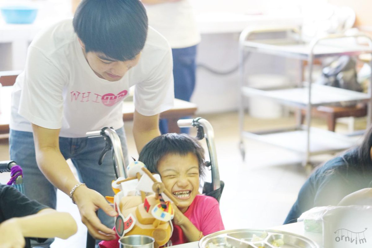 ornvim's tweet image. อาจจะเป็นเพียงช่วงเวลาไม่นานที่สามารถสร้างรอยยิ้มให้น้องๆได้ แต่ก็ดีกว่าไม่เริ่มทำอะไรเลยเนอะ ^^ #Whitewo1stFanMeet