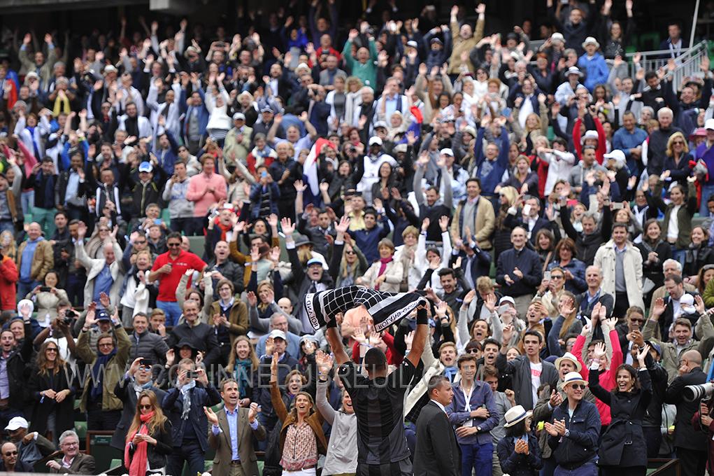 corinnedubreuil's tweet photo. When @tsonga7 makes the show with the crowd! #BigUpset #StrongMatch #WithHisHead #RG15 http://t.co/hjEVmyyJKQ