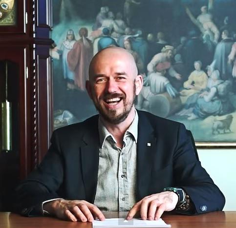 Общайтесь только с положительными людьми, кто не вызовет пустых трат вашей ценной энергии на жалобы и уныние.