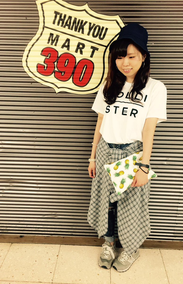 サンキューマート横浜西口5番街店 サンキューコーデ 本日は人気のバケハに新デザインのクラッチを合わせて夏コーデ チェックシャツを巻いてメンズライクに 無地のバケハはどんなコーデにも合わせやすいのでおすすめですˁ ˀ Http T Co Lkf94gc9is