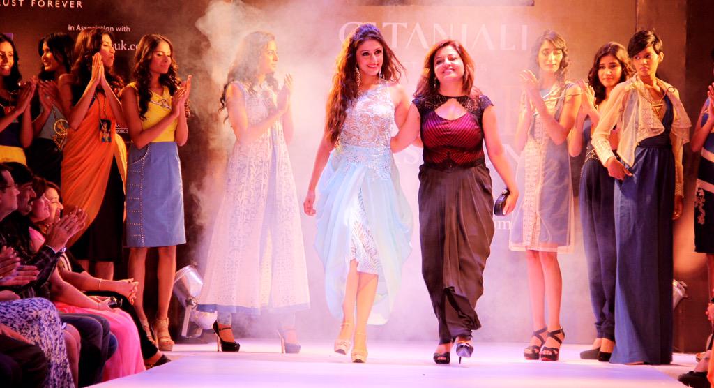 aartichabria's tweet photo. #IndoreFashionWeek last evening ... Walked for #designer #poonamvohra as #ShowStopper in a lovely #aquablue outfit. http://t.co/tl4fi48DiW