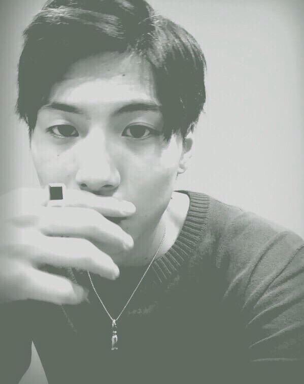 cucu_ti's tweet photo. 俳優さんの自撮りでモノクロ写真好きなんだけどいつも思うのは廣瀬智紀なんか違う http://t.co/Qxi7PurEAV