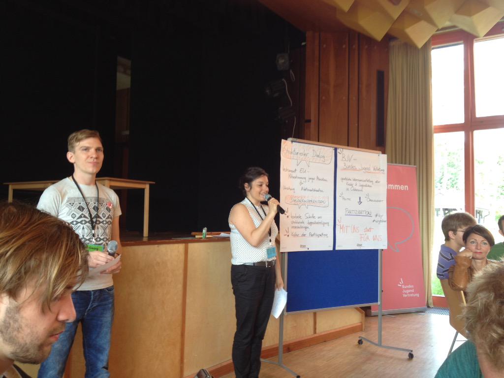 ManuRodaro's tweet photo. @MagdalenaSchw, Geschäftsführerin der @_BJV_  on the mic! #dialogahoi http://t.co/W8fYtsVZHE